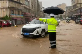 凉山会理突降暴雨：城区部分路段内涝有车辆被淹，沿江、德会高速临时交通管制图片