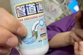 1岁女童误将通渠剂当牛奶吞食不幸离世，误服后如何紧急处理？图片