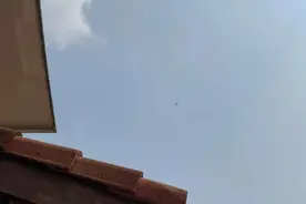 女子称在浴场泡澡时头顶突现无人机，直呼“好气愤”，警方已介入...图片