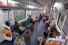 坐着地铁去卖菜！重庆“背篓专线”载着一座城的温暖图片
