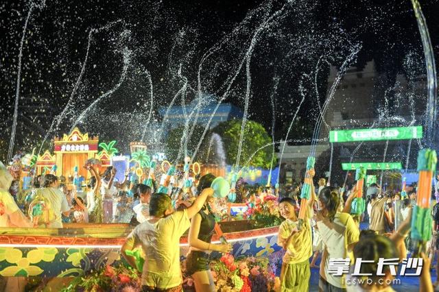 组图｜天天泼水节夜夜享清凉，长沙方特傣式泼水节等你来狂欢