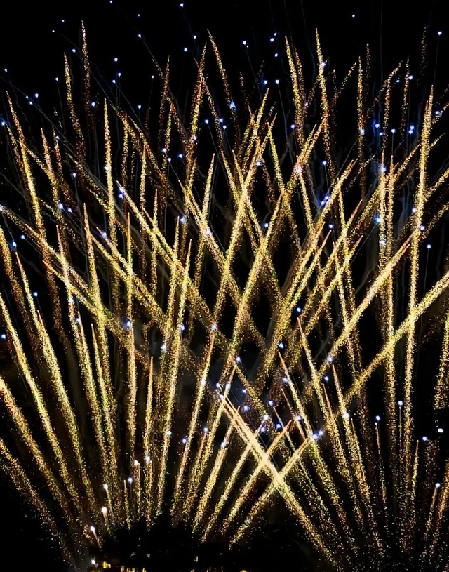 抬头看！青岛夜空惊现绝美流光盛宴！速来打卡！
