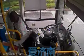 “我这里有一次性雨衣拿去用吧！” 雨中一句话温暖一车人图片