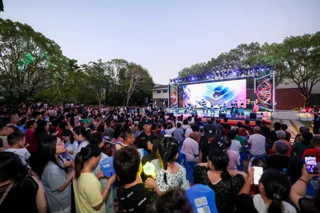 “相约滨海之夏”广场文化系列活动闭幕式暨“玉兰枝头听江南”江南民歌展演顺利举办