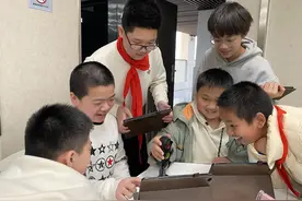 小学生体验无人驾驶汽车，研究AI算法如何变“聪明”图片