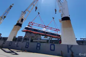 阿根廷港迎来中国重器！中波轮船成功交付中国智造新能源轻轨列车图片