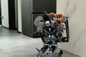 父亲为儿子自制机器人视频引热议 获外交部发言人转发图片