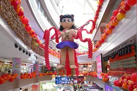 打卡巨型气球“哪吒”图片