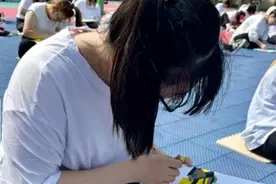 长春光华学院百名学子共绘“星空下的千里江山”图片