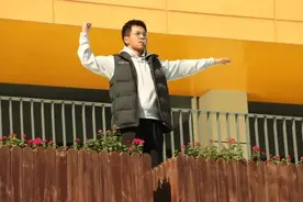 体育老师真请假了！学生、家长纷纷点赞，因为他去做了这件事图片
