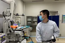 本月医院收治多例！男子随意吃药致胃出血，医生：胶囊类药物不要热水送服图片