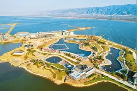 七彩盐湖 华丽变身图片