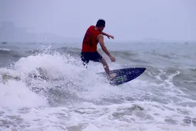 冲浪十年，读懂大海！冲浪运动渐成为“新宠”，冲浪达人许景森解读魅力图片
