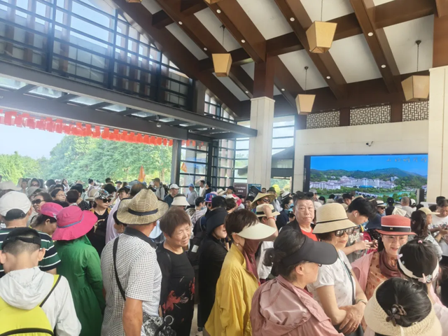 暑期文旅市场一半火焰一半冰，明月山凭啥是那把火？