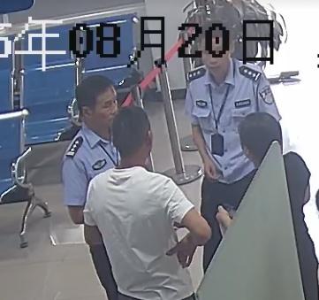 浙江一男子去处理违章，交警感觉他“不太对劲”，一检测，现场气氛凝固了起来……