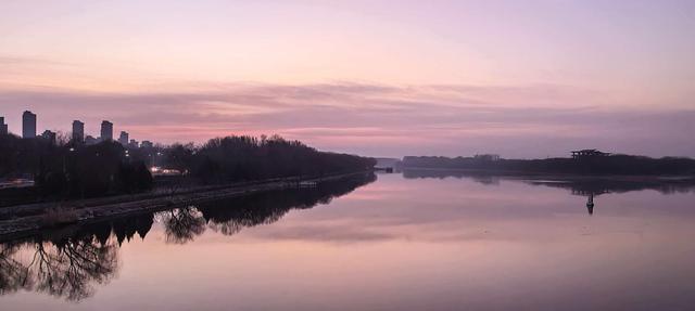 北京朝霞：水墨的留白里，藏着整片天空的色彩