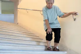 老年人上、下楼梯时膝盖“打软”，蹲下、站起时膝盖有弹响，应该怎么办？图片