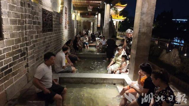 11个露天泡池免费泡！撒贝宁、王祖蓝泡过的咸宁月亮湾濯足廊重新改造开放啦