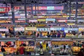 武汉江夏夜市烟火气中迸发青春活力图片