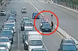 正在执勤的警车突然被截停......图片