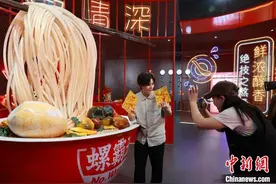 广西“网红”城市“三月三”吸引游客“打卡”螺蛳粉、赶歌圩图片