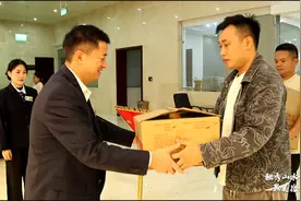 【贵人服务 黔山独到】为企搭台 助企展销！独山县政务服务中心这个农特产品展示区为本地企业扩宽销路图片