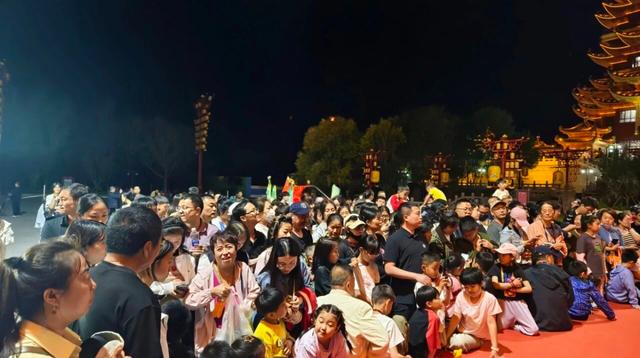 火舞黄河迎国庆，滨州楼畔点燃“不夜天”