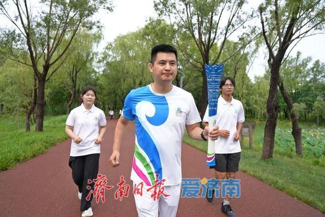 袈裟泉涌千年韵！2025济南国际泉水节“泉炬”传递抵达长清