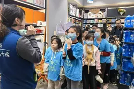 新时代文明实践｜小星星儿童义工团队员当起了小小年货促销员～图片