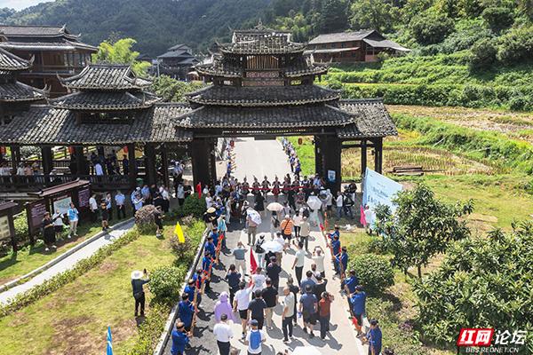 跟着网友游岩脚侗寨：在拦门酒与侗琵琶声里，触摸最鲜活的非遗之美