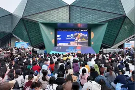 深圳亚洲杯 | 第二现场“氛围值”拉满！观众热情观赛嗨翻天……图片