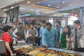 杭州一高校食堂阿姨一口流利英语火出圈，外国友人：很像“妈妈菜”图片