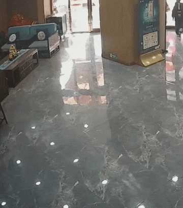 江苏一“职业蹭客”被抓，长期流窜于各类宴席，不随礼不送祝福专偷郎酒，称喝惯了，没酒就蹭饭，“不能白来”