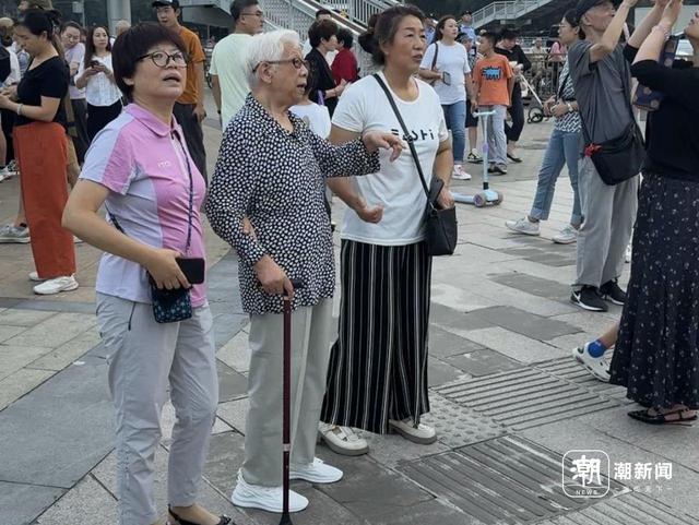 记者手记：在长安街的晨光里，触摸一个民族的记忆与心跳