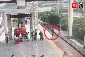 男子站台候车时接听微信语音“走神”越过安全线，逼停驶来的列车晚点6分钟图片