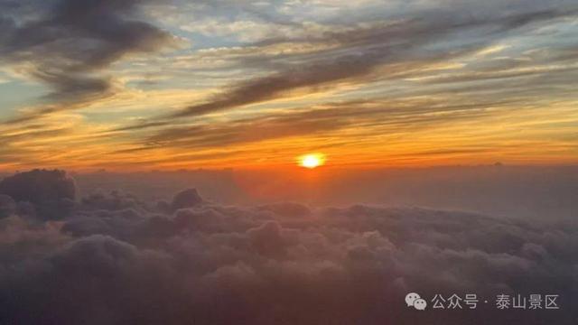 泰山雨霁：云雾织仙境，霞光染群峰，这泼墨山水里藏着夏日最治愈的奔赴