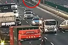 被撞前一秒，他推开群众……图片