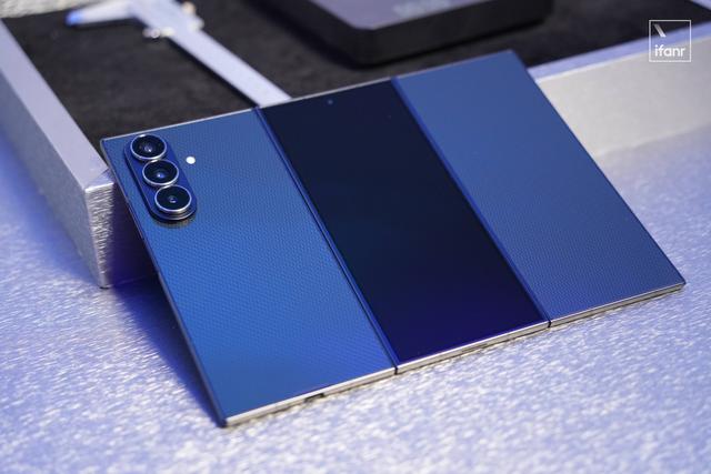 三星 Galaxy Z TriFold 真机上手：能揣兜的电脑
