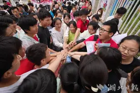 武汉中考开考图片