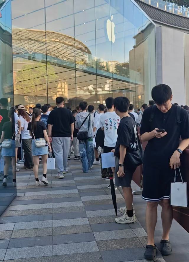 苹果iPhone17开售：黄牛围堵门店“接头”交易，Pro Max加价近千元成爆款