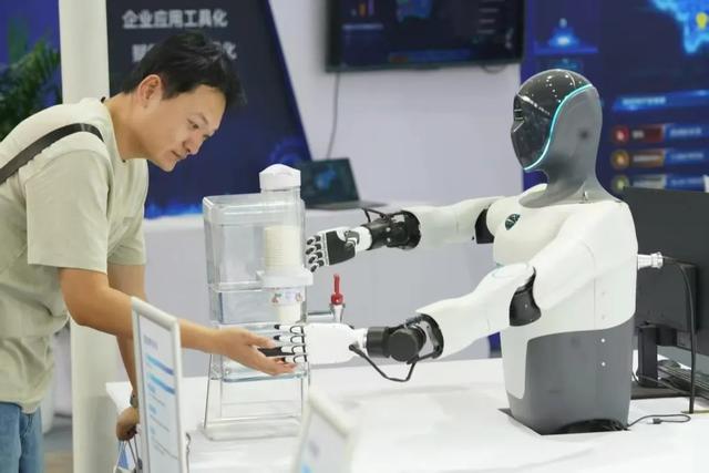 太灵了！会倒水、能设计！在沈阳体验具身智能机器人→