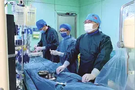 在车站救人获网友点赞 不少患者认出了这位认真的河南医生图片