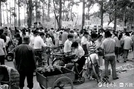 济南英雄山文化市场：“淘宝者”的天堂图片