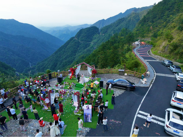 【早安，黄山】黄山用心服务八方客 ‖ 齐云山度假区单日游客量突破6万人次