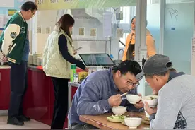 主题教育｜社区食堂服务持续升级，九亭镇27个居民区老年助餐服务全覆盖图片