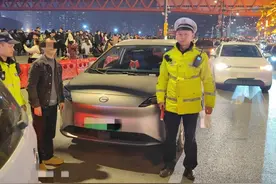 男子以为D照被扣不影响C1照，竟拿着处罚决定书开车图片