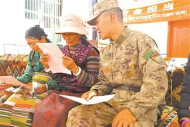 西藏阿里军分区进村入户，戍边模范讲国防图片