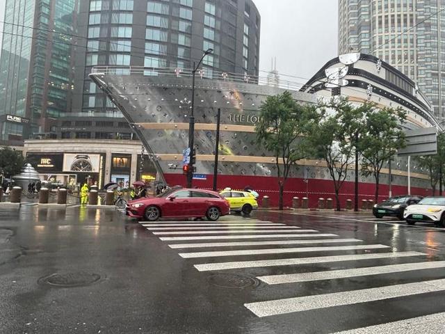 上海路易号附近现滔滔洪水？假的
