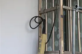 江汉风调查丨老旧小区改造留“尾巴” 电动车棚拆了不修是为何？图片