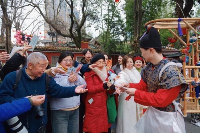 赏梅、逛集市、观看汉服巡游……望江楼公园文旅活动持续点燃春日赏花经济